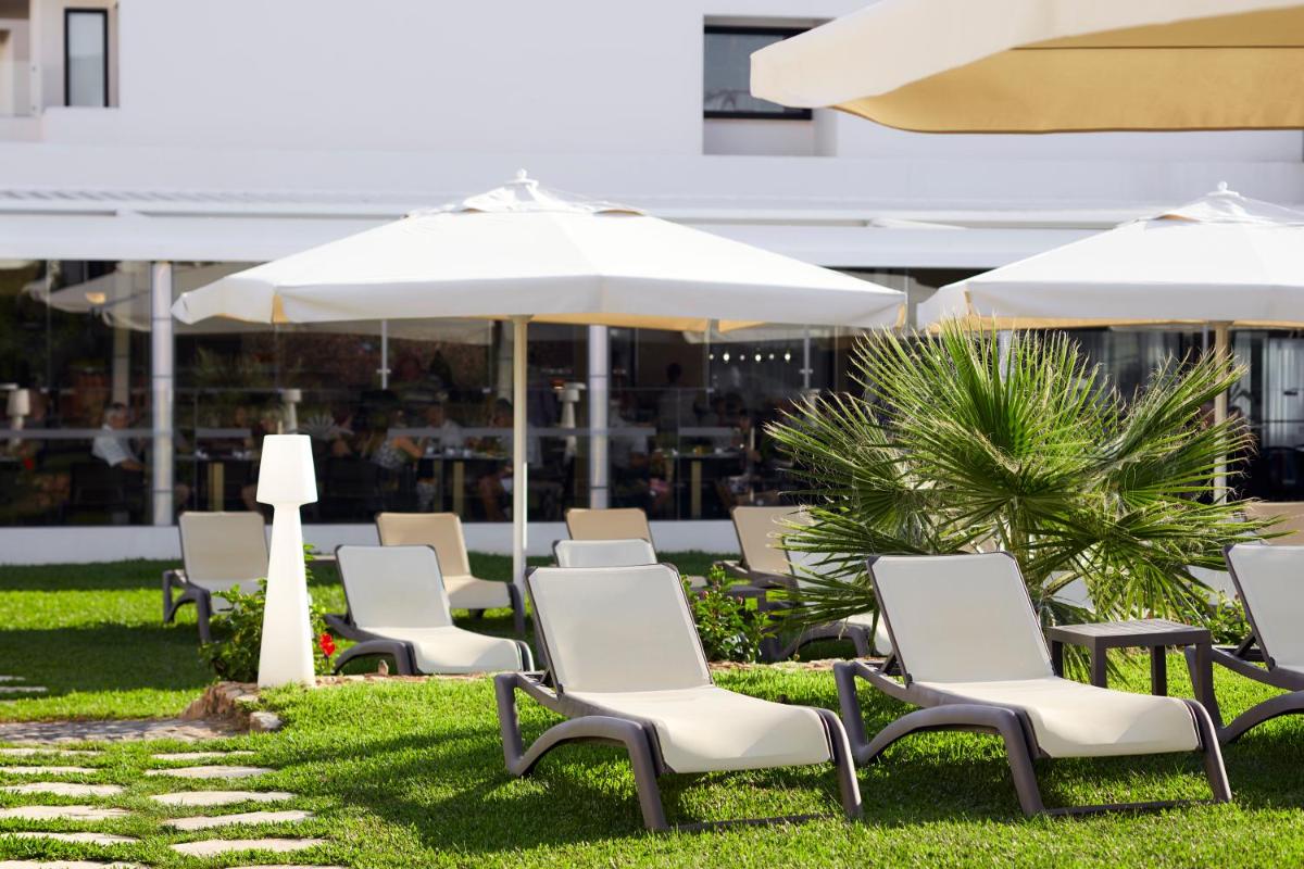 Um jardim no exterior de Santa Eulalia Hotel & Spa
