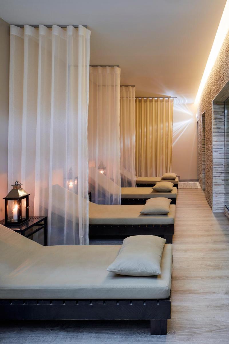 Uma cama ou camas num quarto em Santa Eulalia Hotel & Spa