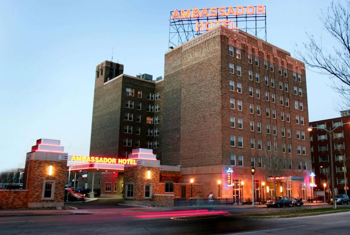 Ambassador Hotel Milwaukee, Trademark Collection by Wyndham - Housity