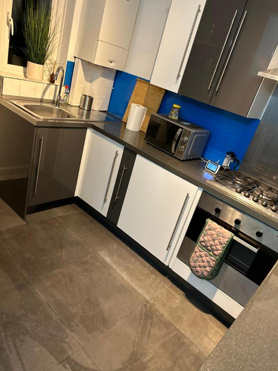 Lux 6 bedroom house with parking - Housity