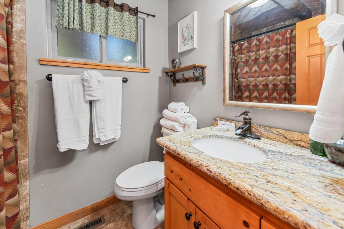 AGGIE'S SKI DEN - Close to Lake, Walk to Slopes - Housity