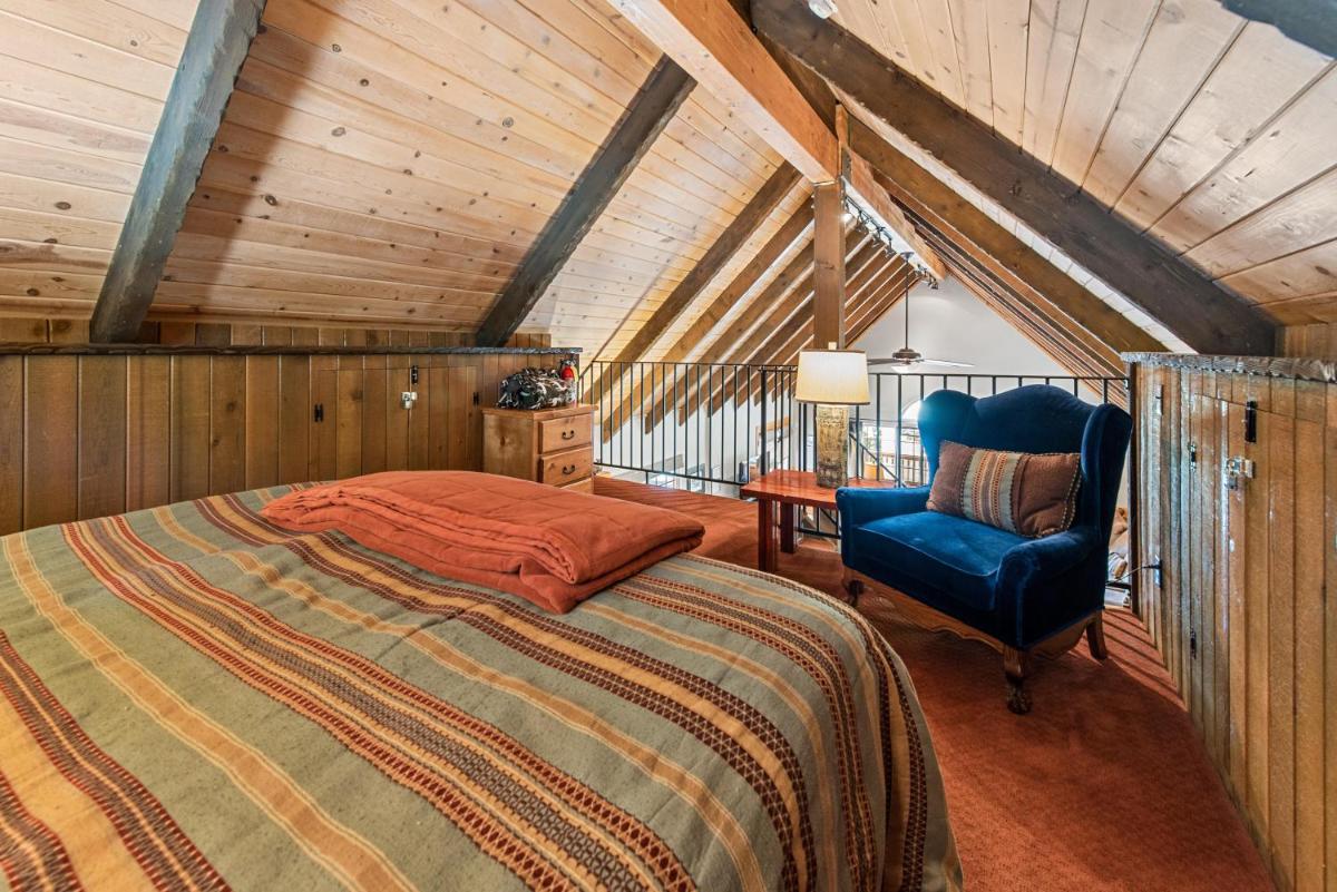 AGGIE'S SKI DEN - Close to Lake, Walk to Slopes - Housity