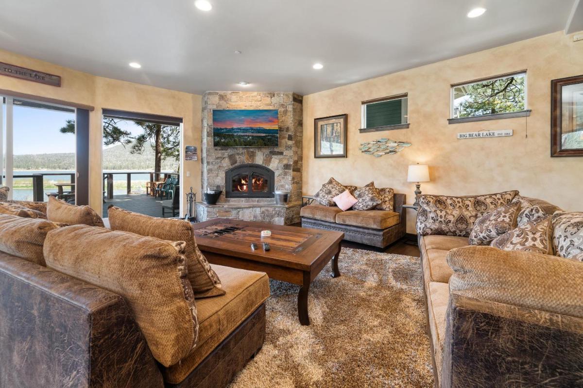 LAKEFRONT PARADISE - On the Lake - Housity