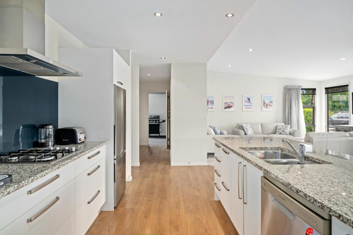 Urban Oasis - Wanaka Holiday Home - Housity