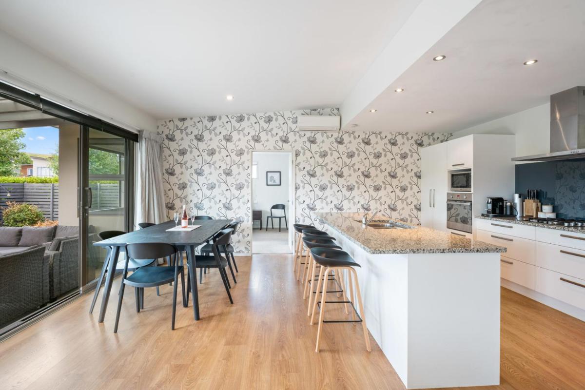Urban Oasis - Wanaka Holiday Home - Housity
