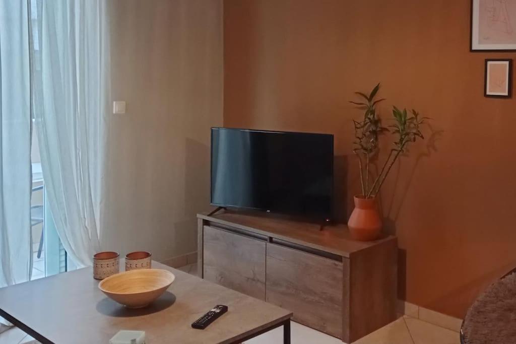 Central Artistic 2-Bedroom Apartment 79sqm - Housity