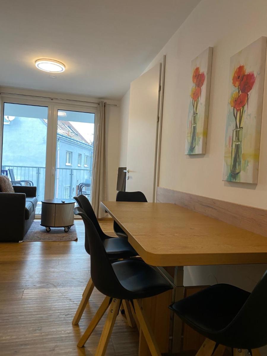 Modern apartment with balcony near city center - Housity