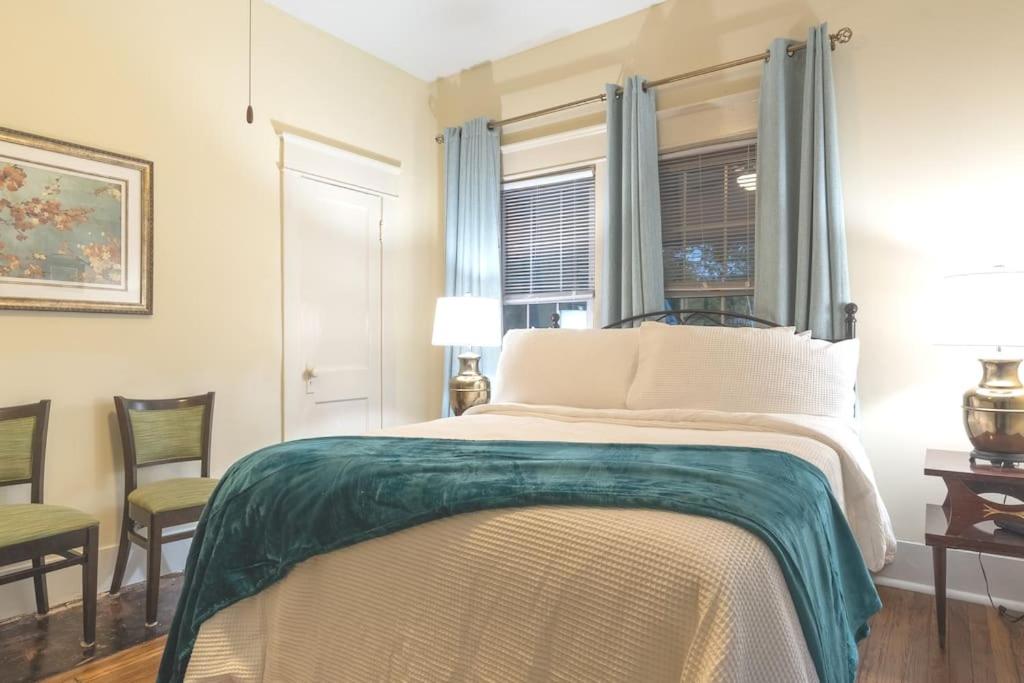 Bright Airy Bungalow, Fire Pit, Home Away f/ Home - Housity