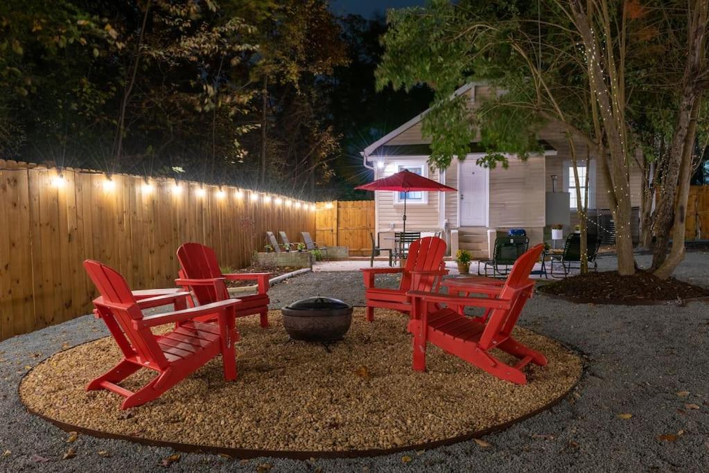 Bright Airy Bungalow, Fire Pit, Home Away f/ Home - Housity