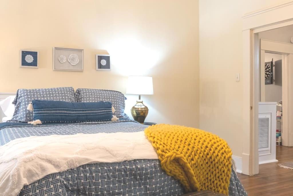 Bright Airy Bungalow, Fire Pit, Home Away f/ Home - Housity