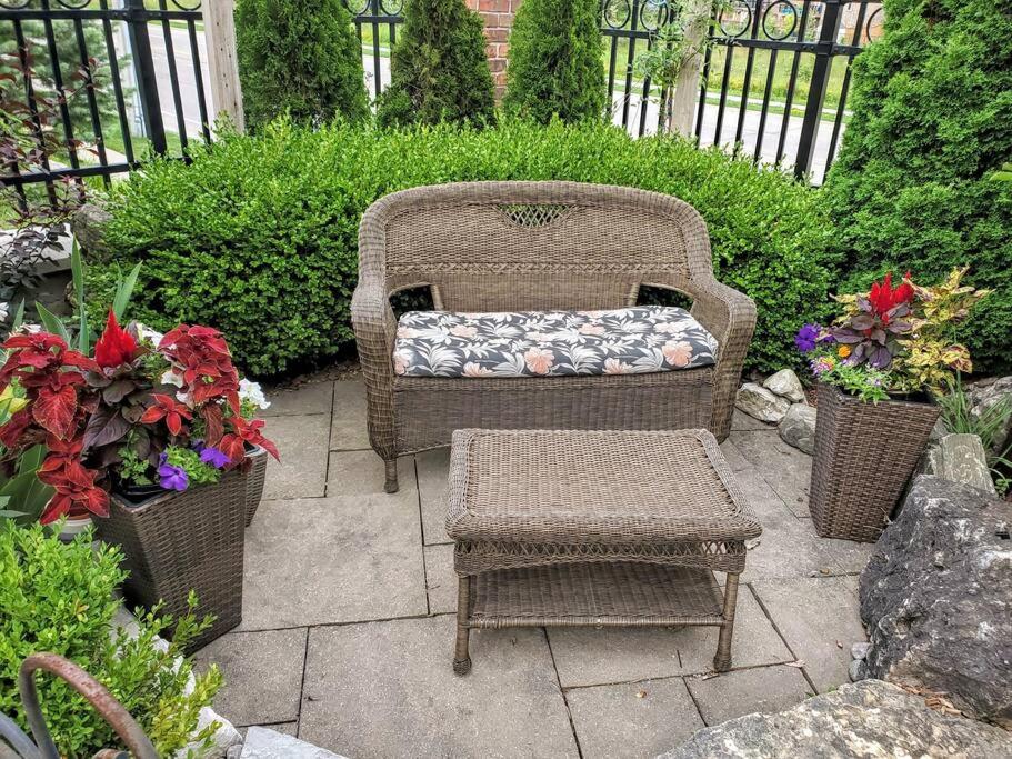 Luxury 2500 sqft Bungaloft w/ Fp - Housity