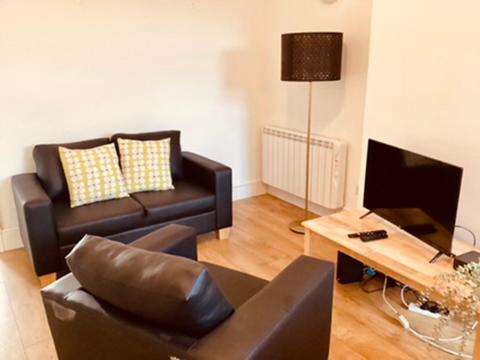 Two Bedroom, Off-road Parking - Housity