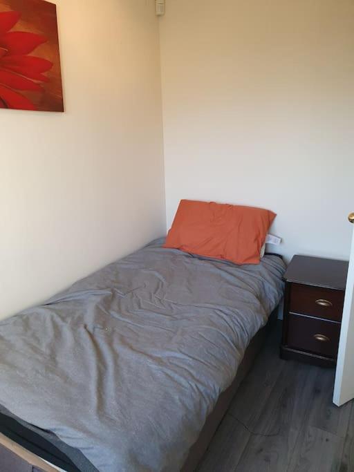 5 Bedroom Detached house w/nice yard& conservatory. 500mb/s WiFi! - Housity
