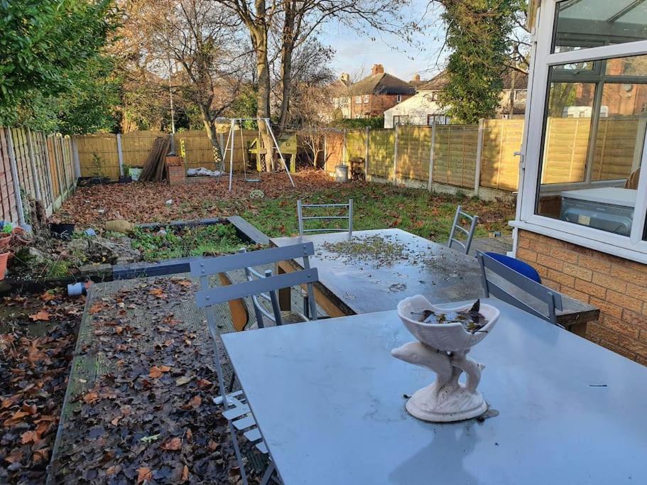 5 Bedroom Detached house w/nice yard& conservatory. 500mb/s WiFi! - Housity