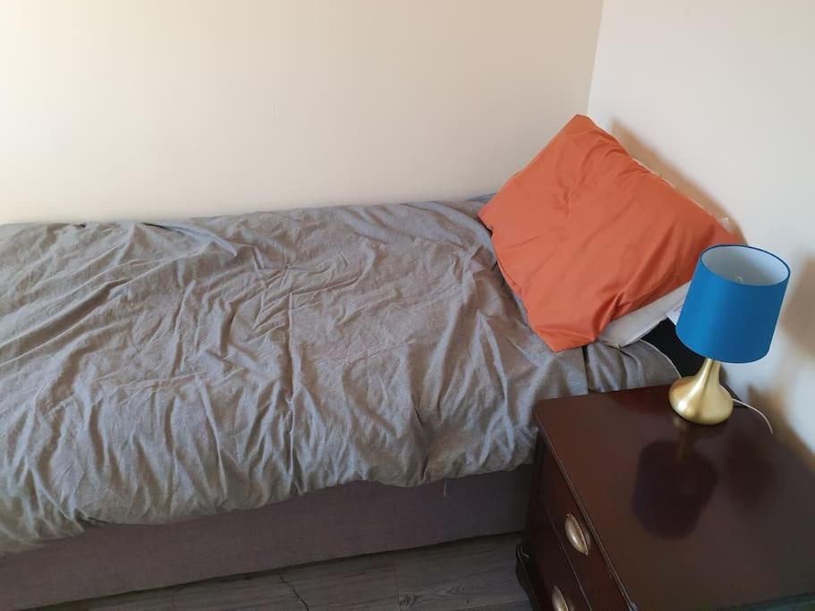 5 Bedroom Detached house w/nice yard& conservatory. 500mb/s WiFi! - Housity