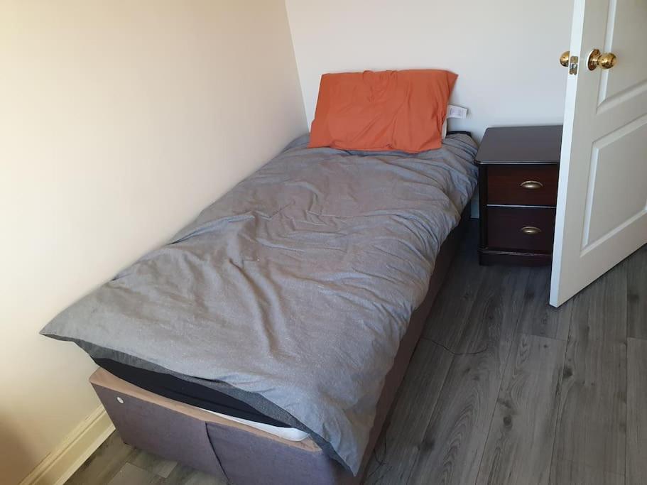 5 Bedroom Detached house w/nice yard& conservatory. 500mb/s WiFi! - Housity