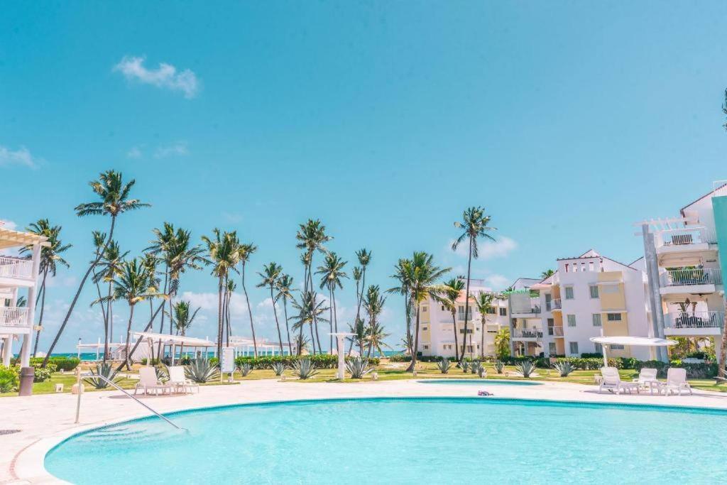 Pristine 4BR Beachfront Getaway with Pool & Rooftop - Housity