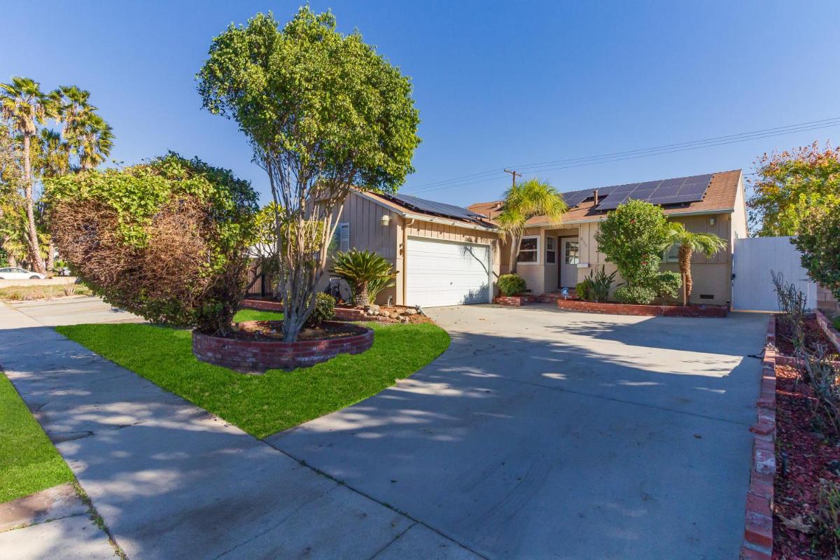 4 Bedroom Charmer with Pool - Housity