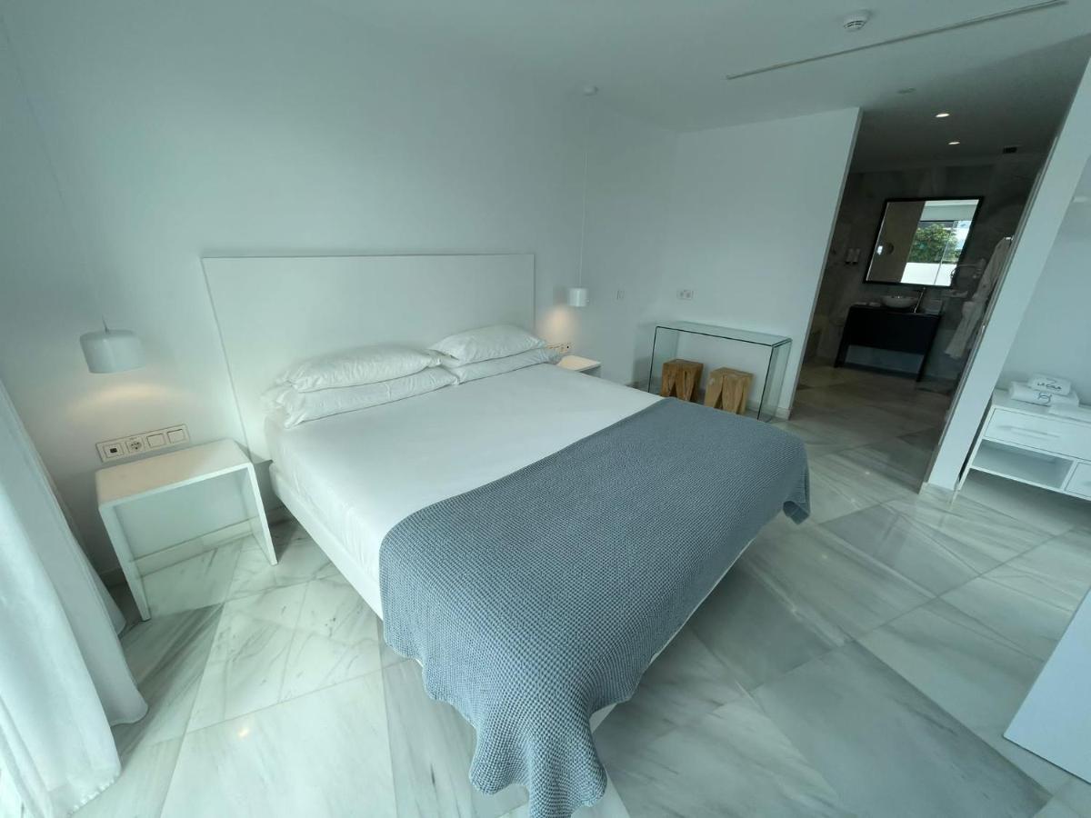 Cama o camas de una habitación en CalaLanzarote Suites Hotel - Adults Only
