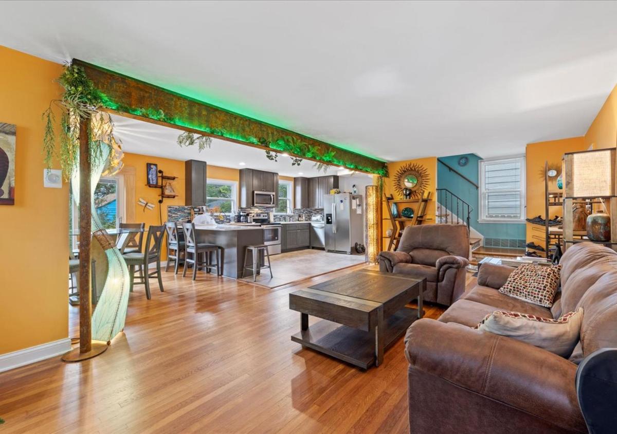 Charming 3 Bedroom House in a Quiet Neighborhood - Housity