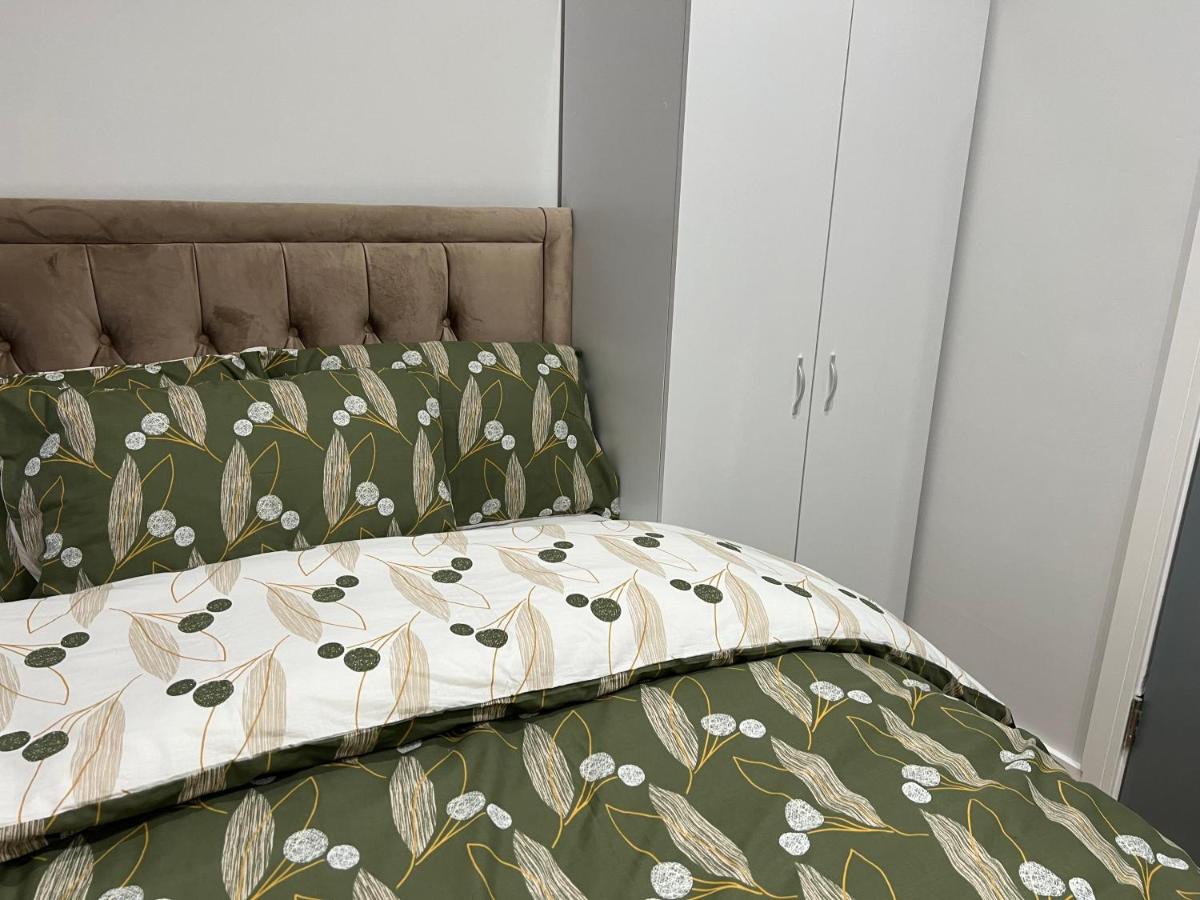 Park View Serviced Apartment - Next to Northolt Tube Station - Near Central London & Wembley - Housity
