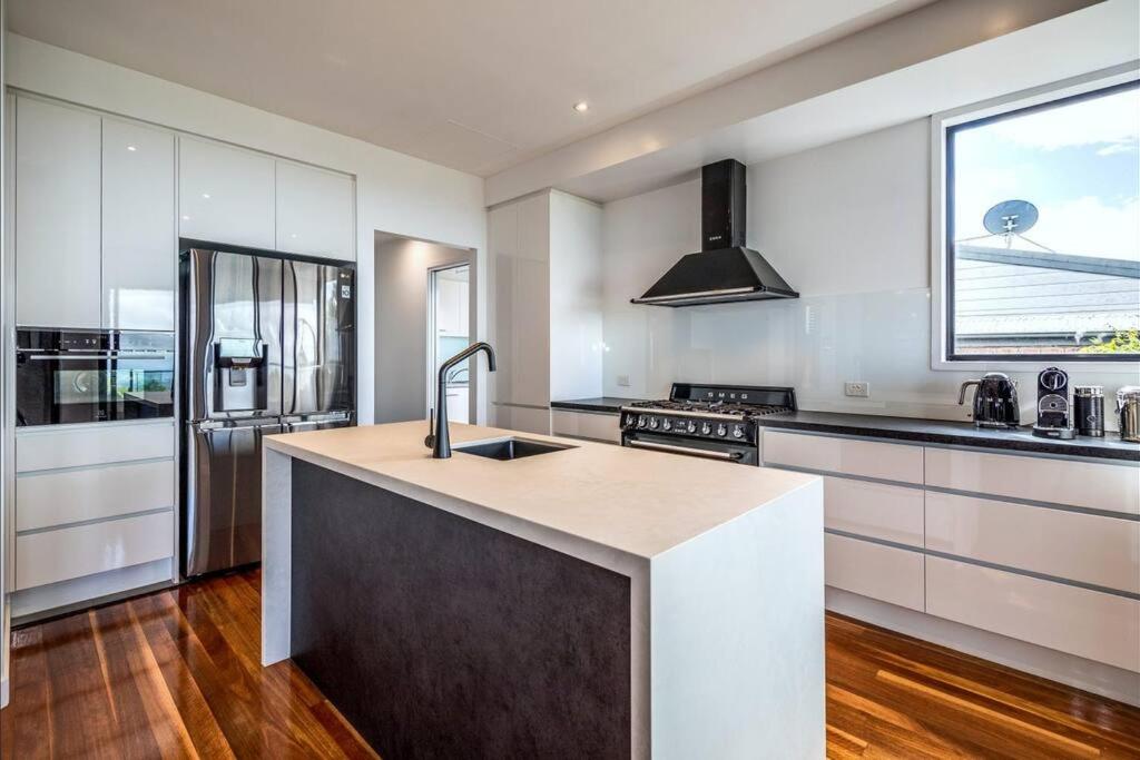 Coastline: Alpine Villa - Housity