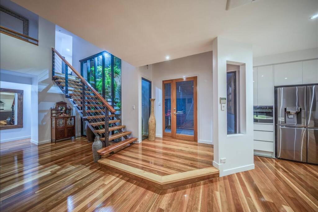 Coastline: Alpine Villa - Housity
