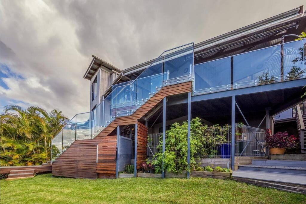 Coastline: Alpine Villa - Housity