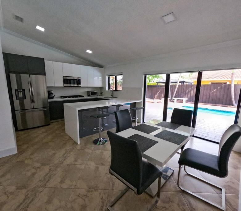 Suitetrails - Modern Home w/Spanish tavern