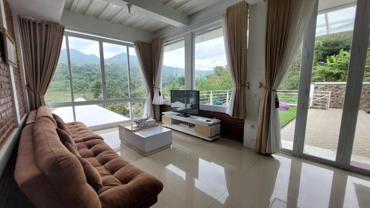Teras Luhur Villa & Cafe dengan Pemandangan Gunung dan Pesawahan - Housity