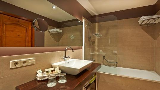 Un baño de Hotel Grèvol Spa