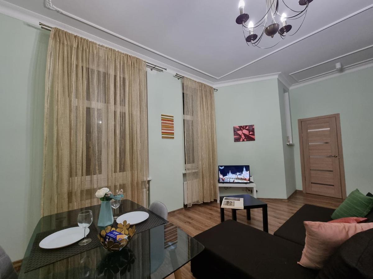 Art Deco One-Bedroom Suite in Library House with Free 5G WiFi - Housity