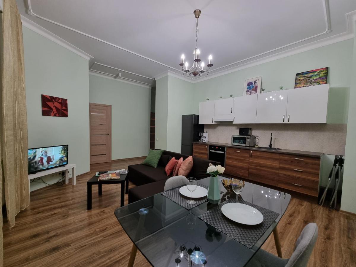 Art Deco One-Bedroom Suite in Library House with Free 5G WiFi - Housity