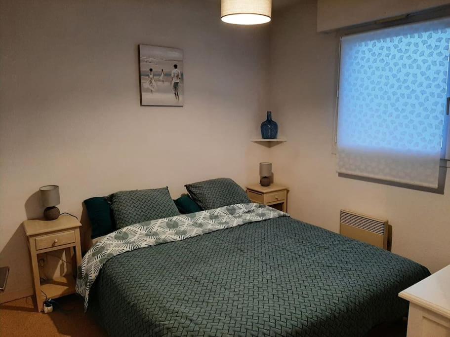 Hyper centre de Sarzeau, grand appartement au calme avec jardinet - Housity
