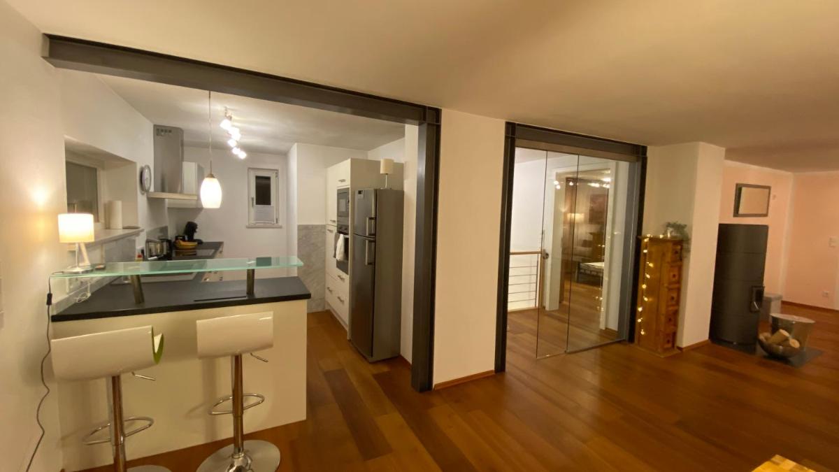 FeWo Luxus Wohnung im eigenen Ferienhaus, 120 qm, Nähe Regensburg mit Balkon, Terrasse & Garten, gute Zuganbindung - Housity