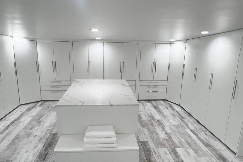 New Pure Lux Retreat W Private Pool/Spa Near Beach - Housity