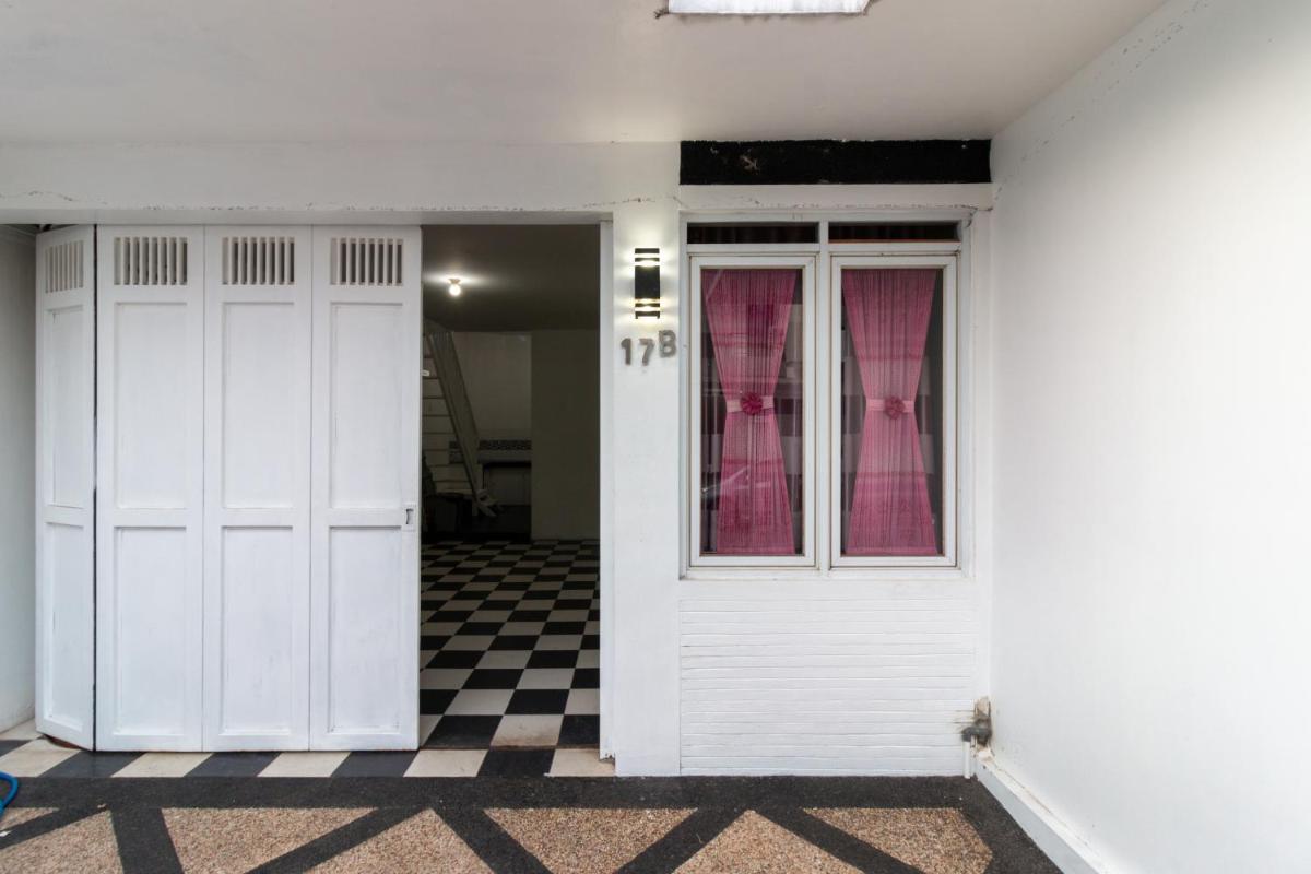 Suitetrails - Spacious, White-villa Belgareti @Kiara Condong