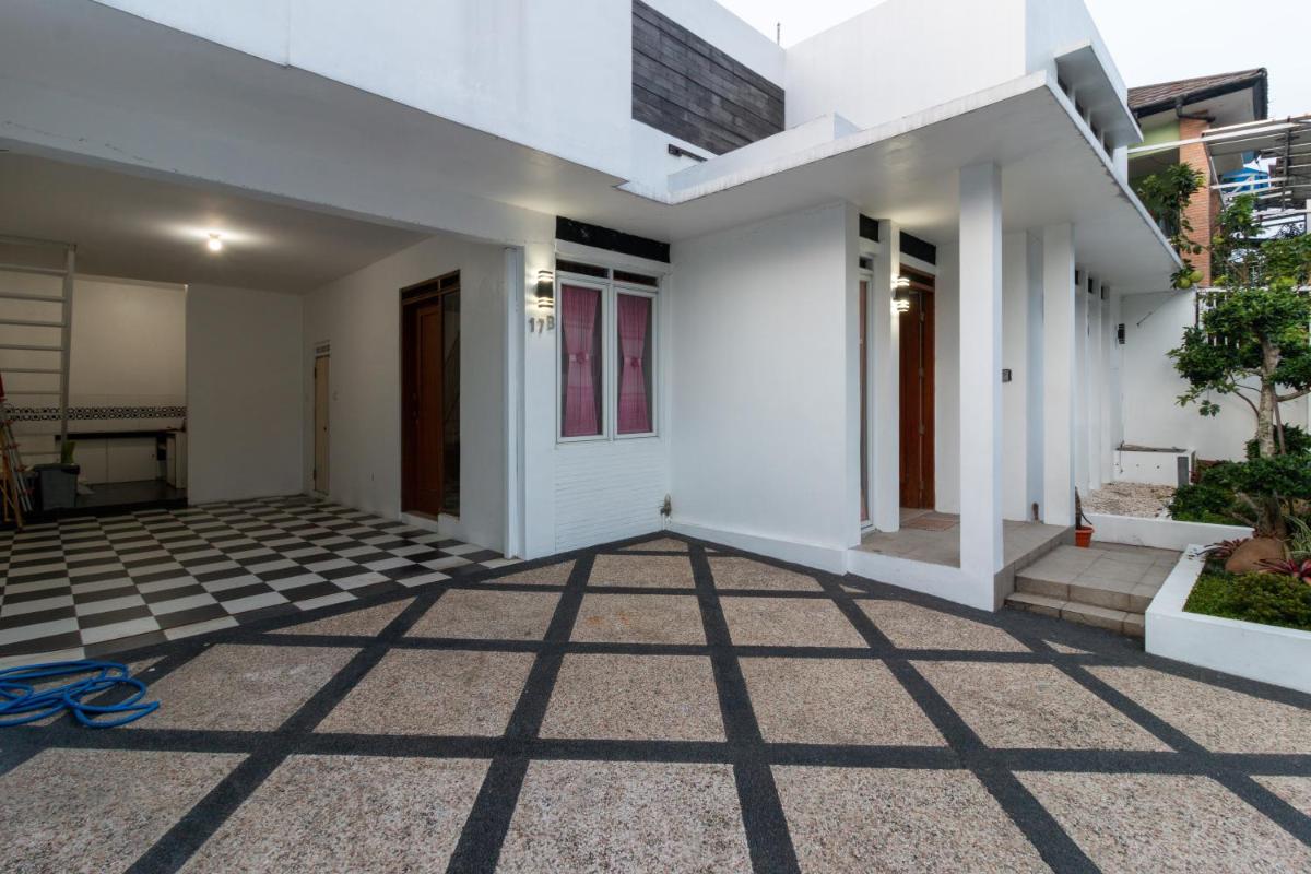 Suitetrails - Spacious, White-villa Belgareti @Kiara Condong