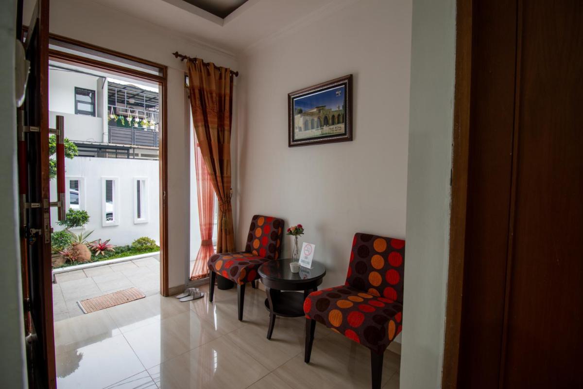Suitetrails - Spacious, White-villa Belgareti @Kiara Condong
