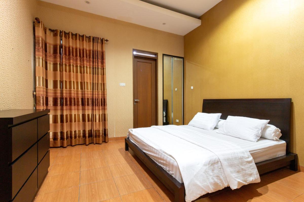 Suitetrails - Spacious, White-villa Belgareti @Kiara Condong