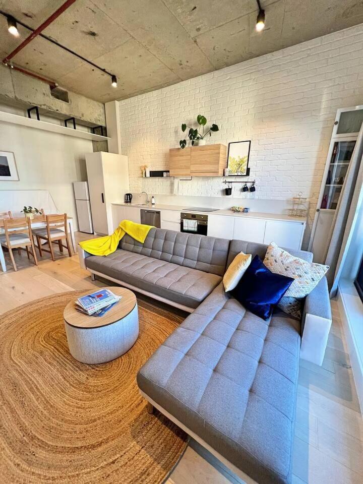 Industrial yet Modern, 1bd 1bth Apt - Woden - Housity