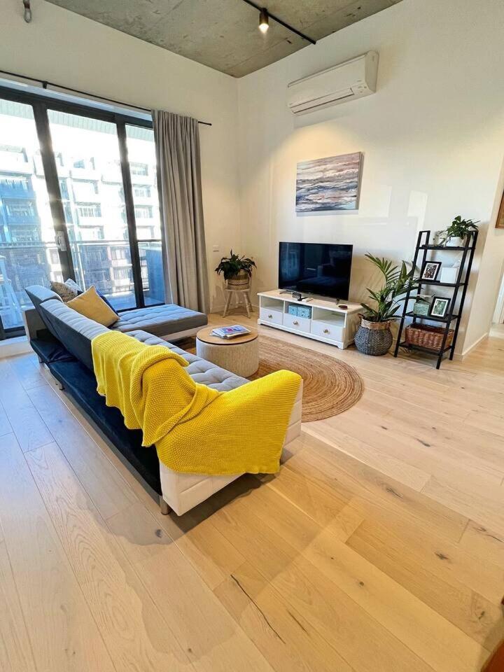 Industrial yet Modern, 1bd 1bth Apt - Woden - Housity