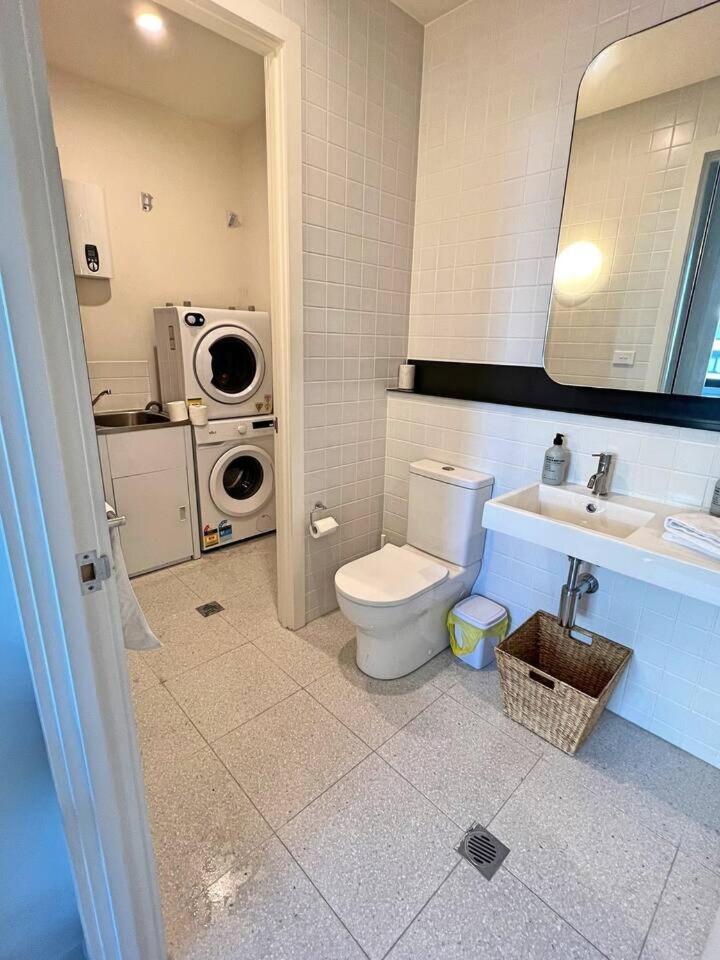 Industrial yet Modern, 1bd 1bth Apt - Woden - Housity