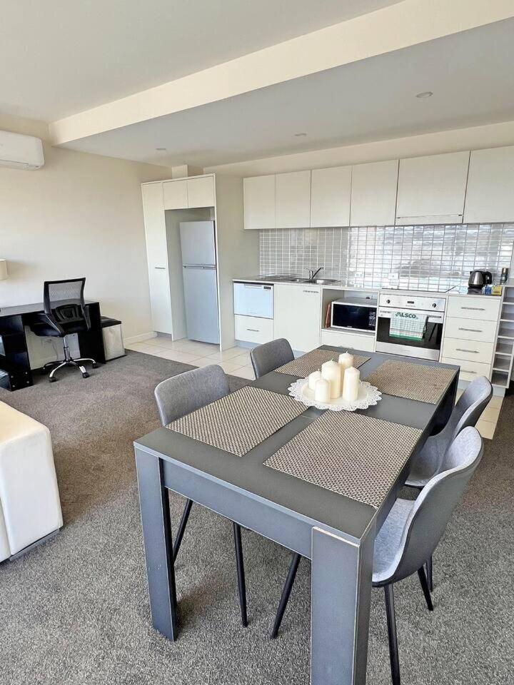 Spacious & High in the Skyplaza - 1bd 1bth Apt - Housity