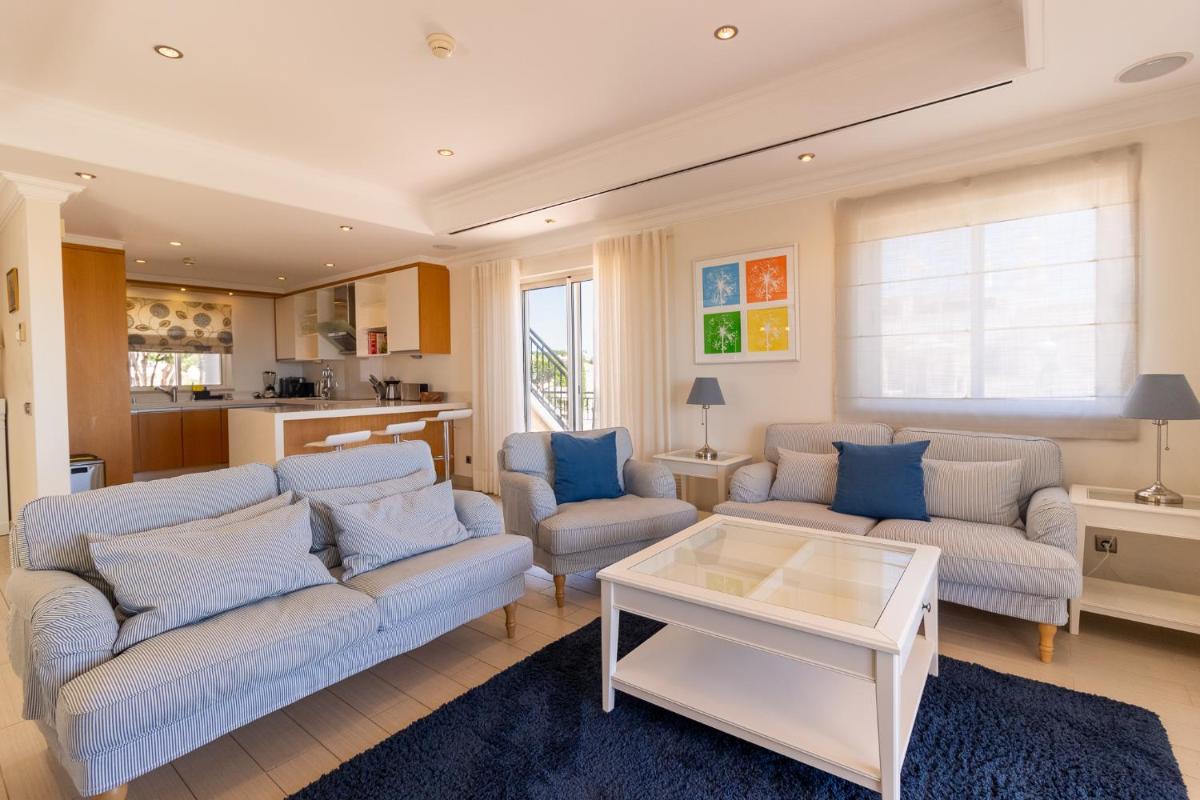 uma sala de estar com dois sofás e uma mesa em Dunas Douradas Beach Club no Vale do Lobo