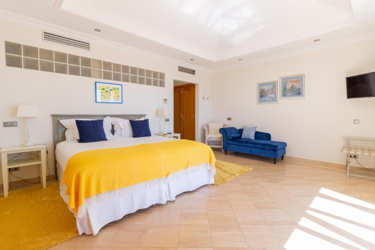 Uma cama ou camas num quarto em Dunas Douradas Beach Club