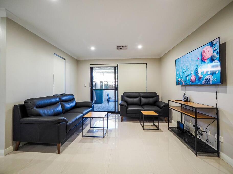 Gorgeous Family House near Shops - Housity