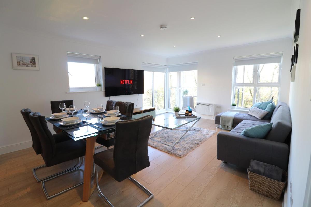 Riverside 2 Bedroom Serviced Accommodation - Housity