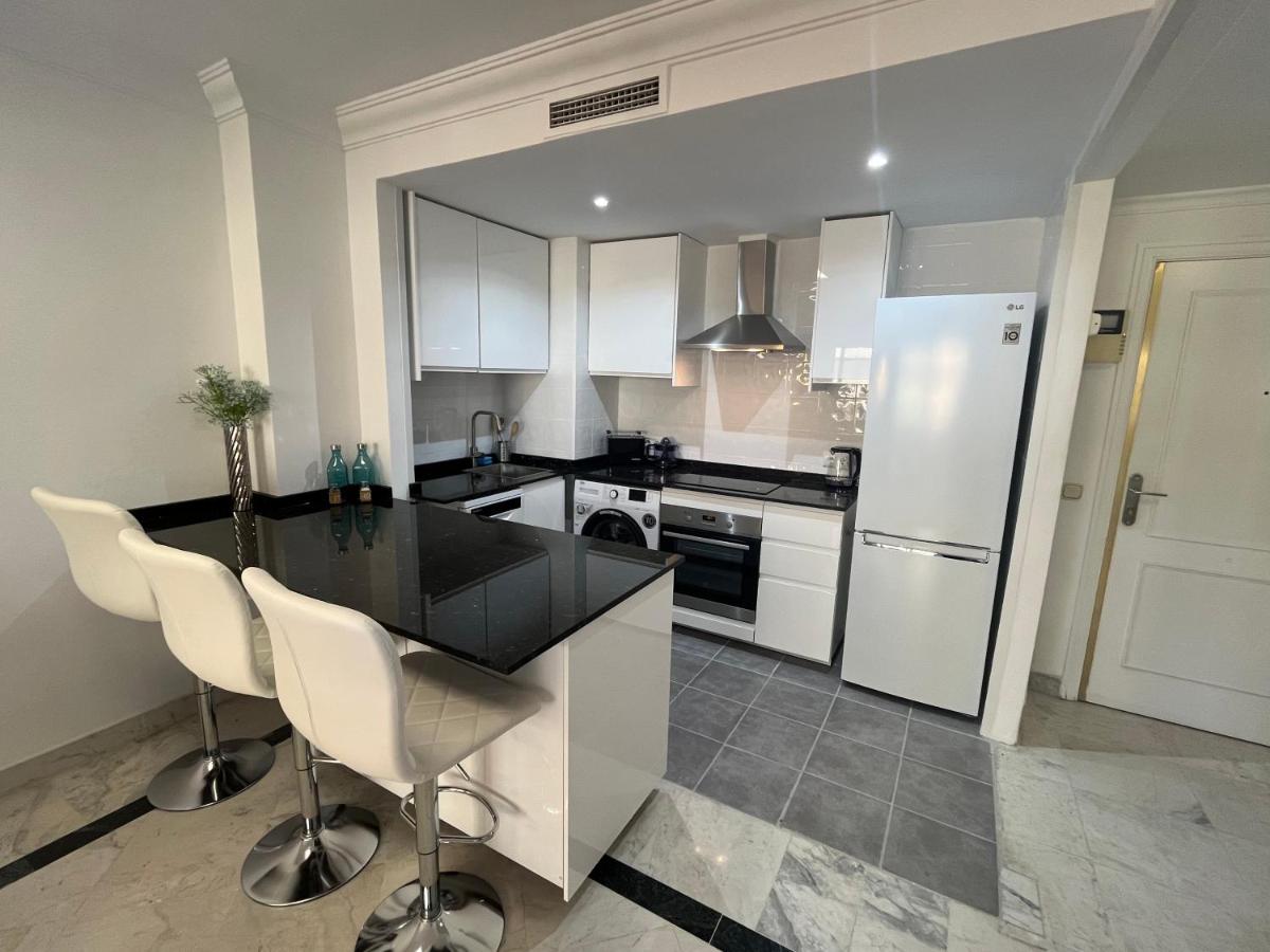 Heart of Puerto Banus newly renavated Free parking , WIFi ,Pool,Gym,Padel court - Housity