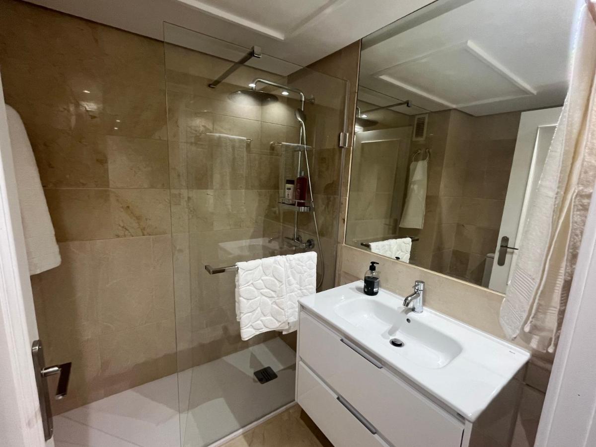 Heart of Puerto Banus newly renavated Free parking , WIFi ,Pool,Gym,Padel court - Housity